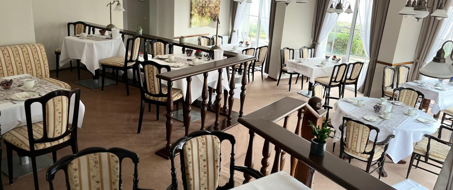 Frühstücksraum mit Seeblick